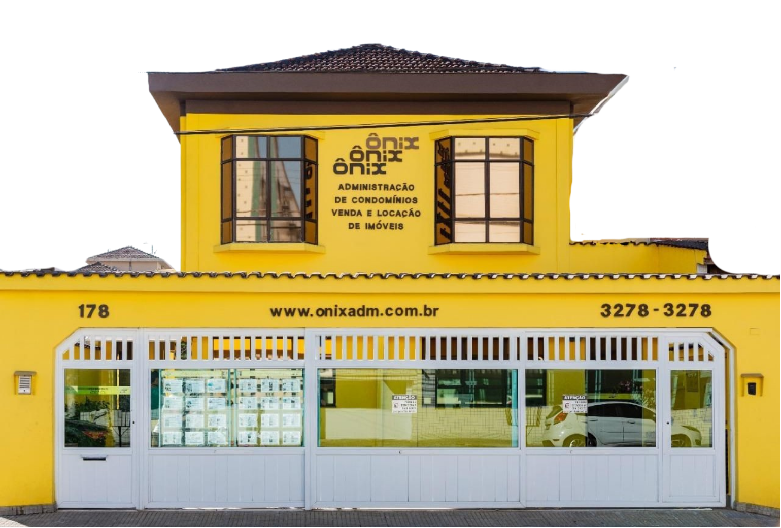 Fachada amarela da Ônix Administradora em Santos